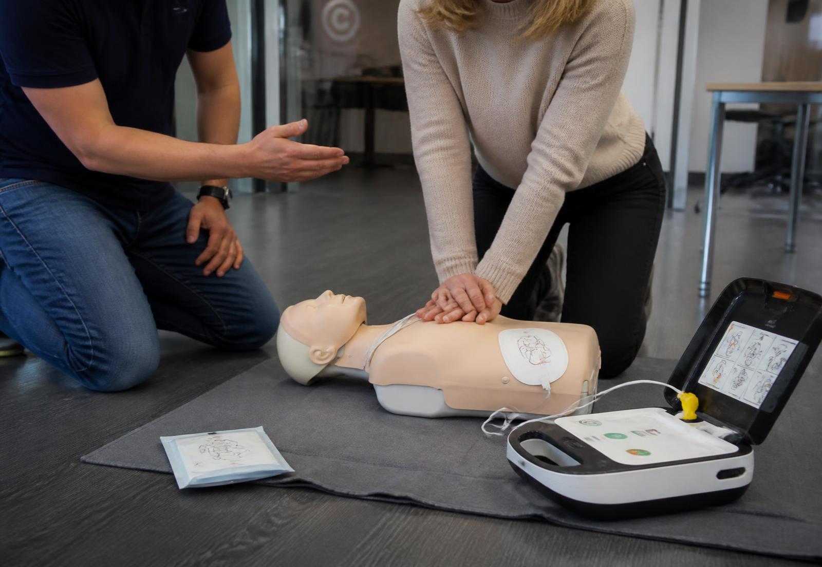 Praktický nácvik resuscitace na modelu s automatizovaným defibrilátorem AED